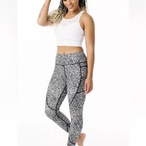 ZYIA Black and White Patterned Leggings New Mosaic Soft n snug workout pants gym